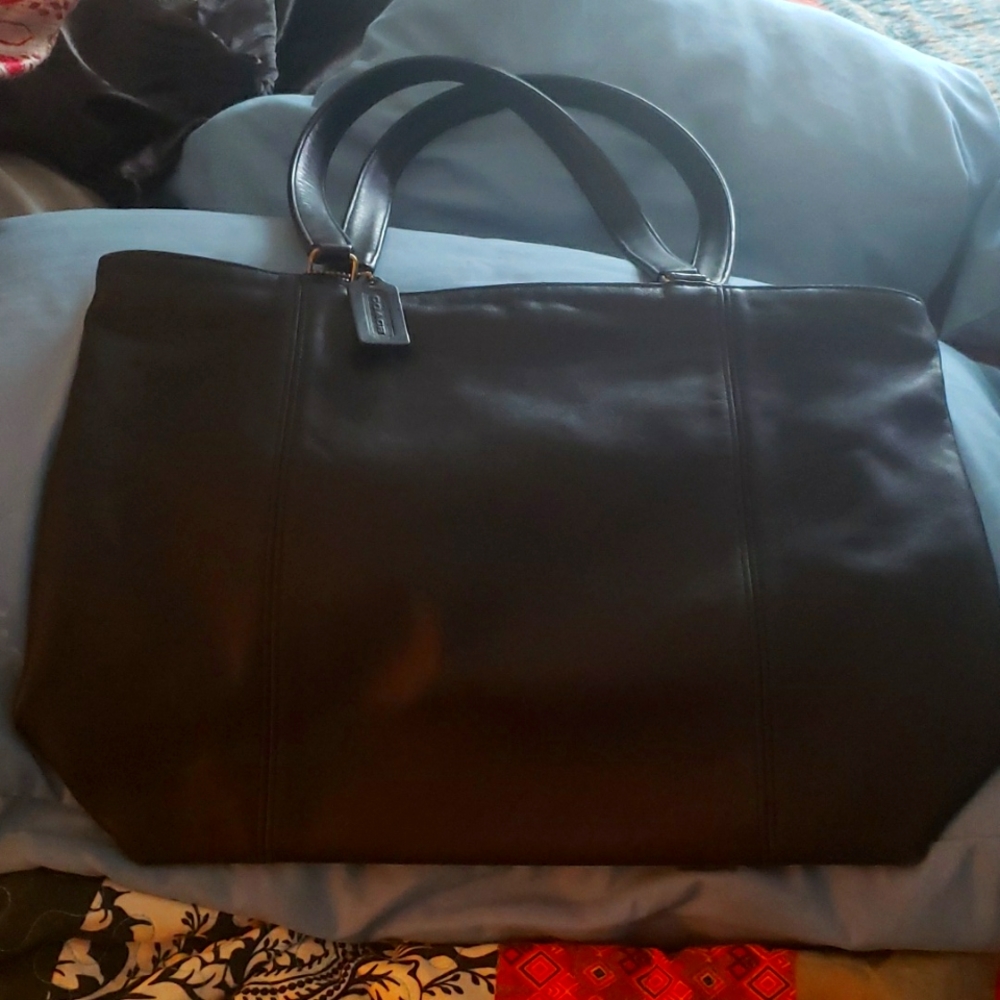 Coach hand bag. Black leather. Slightly used. #0385-305